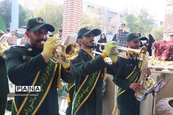 غبارروبی مزار شهدا در تبریز