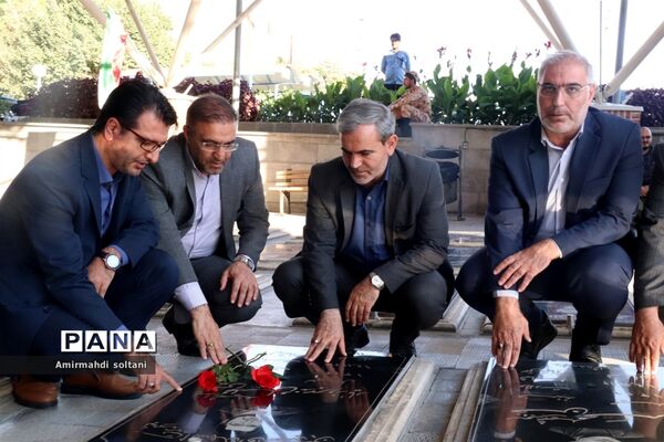غبارروبی مزار شهدا در تبریز