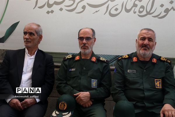 غبارروبی مزار شهدا در تبریز