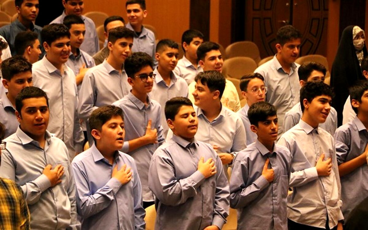 رونمایی از دو کتاب «حاج همت» و «آرمان عزیز» با حضور دانش آموزان در قم
