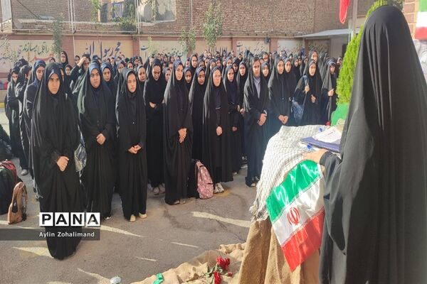 مراسم گرامیداشت هفته دفاع مقدس در مدرسه شاهد کوثر رباط کریم