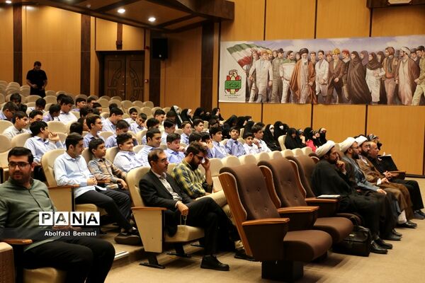 رونمایی از کتاب های «آرمان عزیز» و «حاج همت»