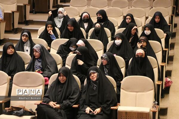رونمایی از کتاب های «آرمان عزیز» و «حاج همت»
