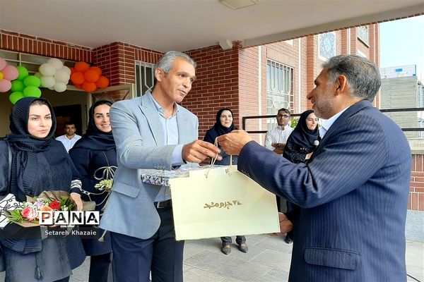 افتتاحیه آزمایشگاه دبستان حاج‌ تقی‌احدیان