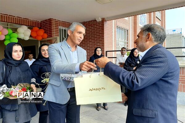 افتتاحیه آزمایشگاه دبستان حاج‌ تقی‌احدیان