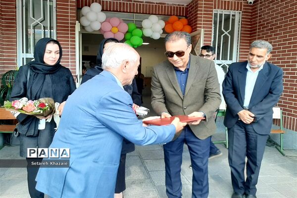 افتتاحیه آزمایشگاه دبستان حاج‌ تقی‌احدیان