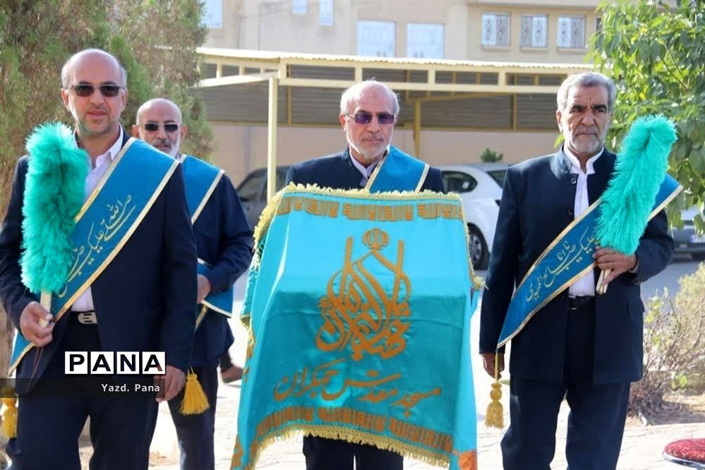 آیین نمادین صبحگاه انتظار با حضور مسؤلان استانی در دبیرستان برازنده مقدم ناحیه یک یزد
