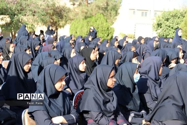 آیین نمادین صبحگاه انتظار با حضور مسؤلان استانی در دبیرستان برازنده مقدم ناحیه یک یزد