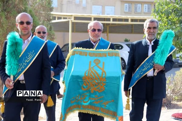 آیین نمادین صبحگاه انتظار با حضور مسؤلان استانی در دبیرستان برازنده مقدم ناحیه یک یزد