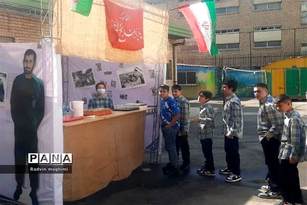 بزرگداشت هفته دفاع مقدس در دبیرستان خوارزمی منطقه ۸