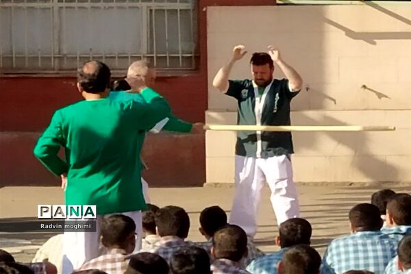 بزرگداشت هفته دفاع مقدس در دبیرستان خوارزمی منطقه ۸