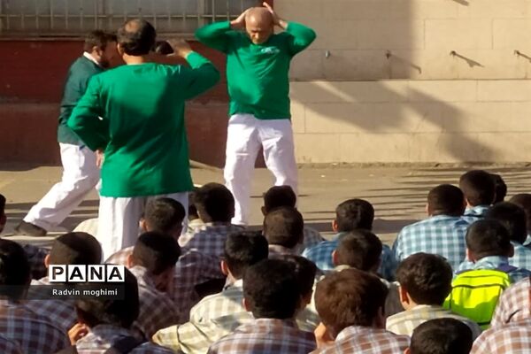 بزرگداشت هفته دفاع مقدس در دبیرستان خوارزمی منطقه ۸