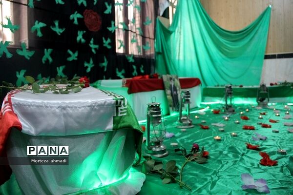 نمایشگاه هفته دفاع مقدس در هنرستان آیت‌الله صدر ناحیه یک شهرری