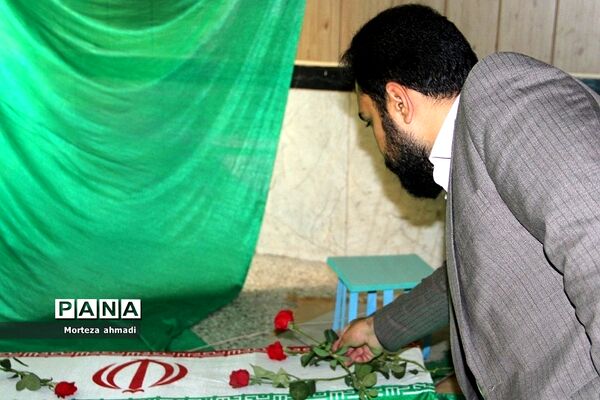 نمایشگاه هفته دفاع مقدس در هنرستان آیت‌الله صدر ناحیه یک شهرری