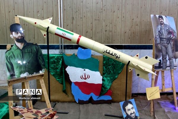 نمایشگاه هفته دفاع مقدس در هنرستان آیت‌الله صدر ناحیه یک شهرری