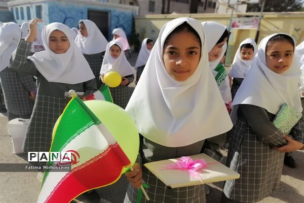 دستان مهربان کوچک در جشن عاطفه‌ها دبستان عالیه جبروتی 2 ناحیه یک یزد