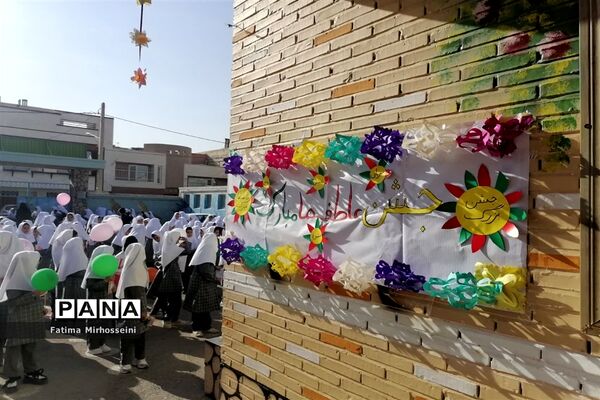 دستان مهربان کوچک در جشن عاطفه‌ها دبستان عالیه جبروتی 2 ناحیه یک یزد