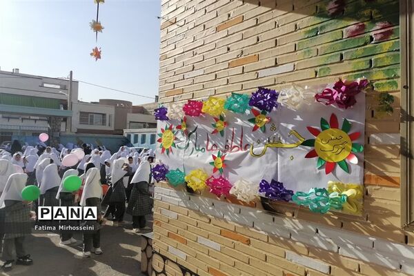 دستان مهربان کوچک در جشن عاطفه‌ها دبستان عالیه جبروتی 2 ناحیه یک یزد