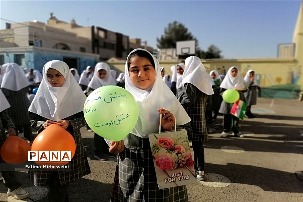 دستان مهربان کوچک در جشن عاطفه‌ها دبستان عالیه جبروتی 2 ناحیه یک یزد