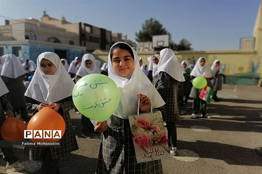 دستان مهربان کوچک در جشن عاطفه‌ها دبستان عالیه جبروتی 2 ناحیه یک یزد