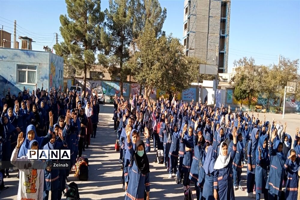 نواختن زنگ ایثار و مقاومت در دبستان رضوان شهرستان کاشمر