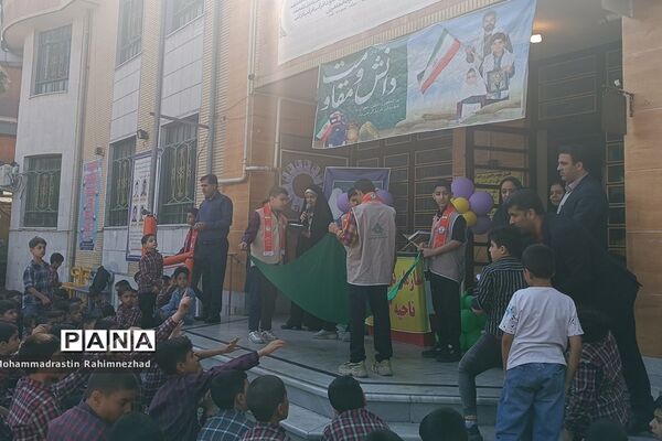 گلریزان جشن عاطفه‌ها در دبستان امام جعفر صادق(ع) ناحیه 3 شیراز