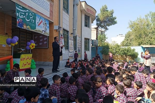 گلریزان جشن عاطفه‌ها در دبستان امام جعفر صادق(ع) ناحیه 3 شیراز