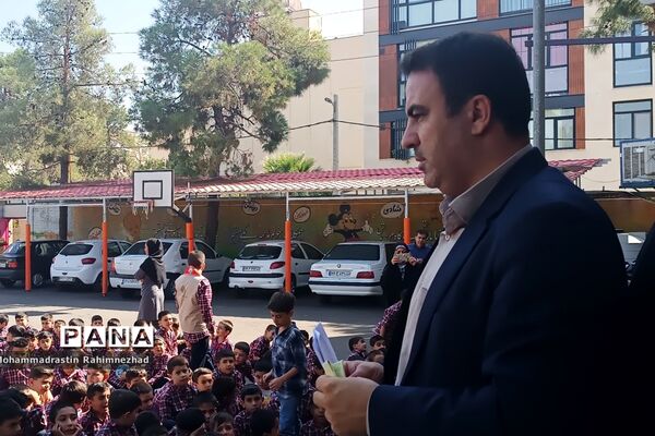 گلریزان جشن عاطفه‌ها در دبستان امام جعفر صادق(ع) ناحیه 3 شیراز