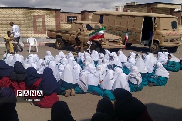 حضور کاروان مقاومت در دبیرستان دخترانه سردار سلیمانی فیروزکوه