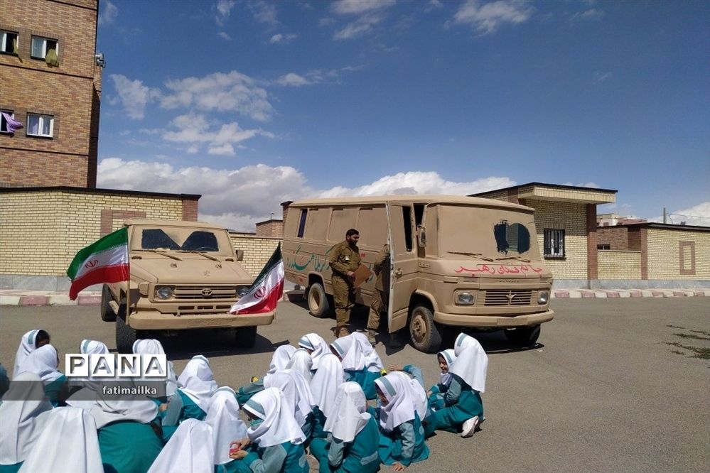 حضور کاروان مقاومت در دبیرستان دخترانه سردار سلیمانی فیروزکوه