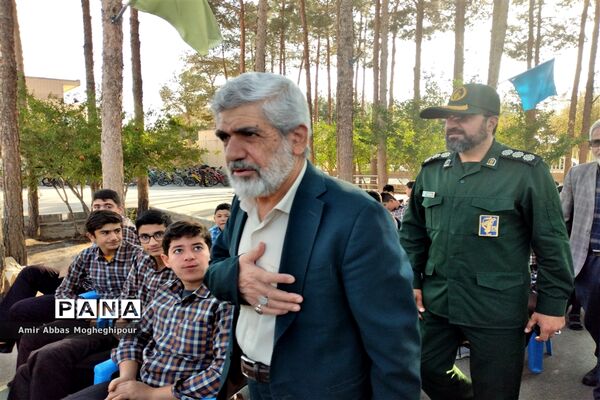 زنگ ایثار و مقاومت با حضور پدر  شهید احمدی روشن در نایین