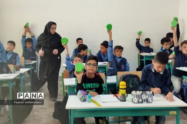 جشن عاطفه‌ها در دبستان دانش‌ رودهن