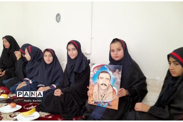 دیدار دانش‌آموزان دبستان شهید نواز شمس خداوردیلو کوهمره نودان با خانواده این شهید