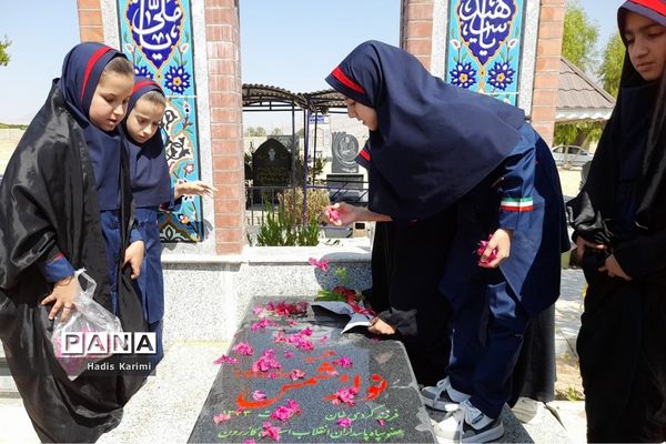 دیدار دانش‌آموزان دبستان شهید نواز شمس خداوردیلو کوهمره نودان با خانواده این شهید