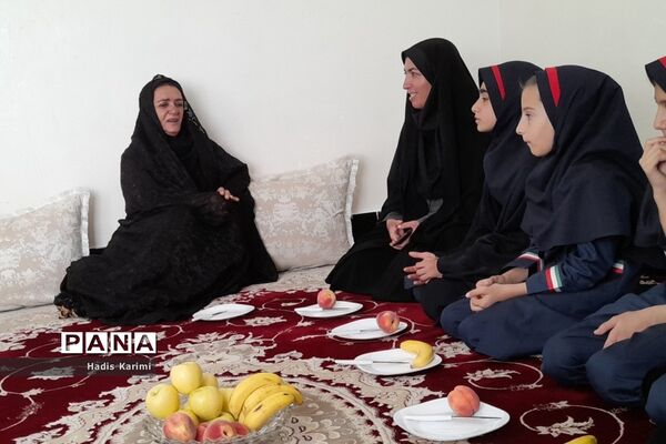 دیدار دانش‌آموزان دبستان شهید نواز شمس خداوردیلو کوهمره نودان با خانواده این شهید