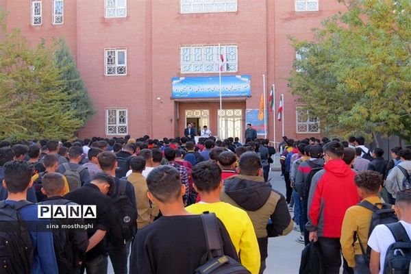 مراسم آغاز امامت حضرت مهدی (عج) و گرامیداشت هفته دفاع مقدس در هنرستان نمونه امام خمینی(ره) شهرستان بجنورد