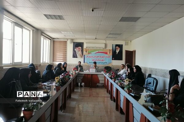 جلسه توجیهی مراقبین سلامت مدارس در شهرستان‌قرچک