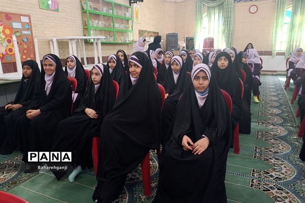 آیین رو نمایی از کتاب «به رسم عموقاسم» دل نوشته‌های دانش‌آموزان در دبستان شاهد لاله‌ها