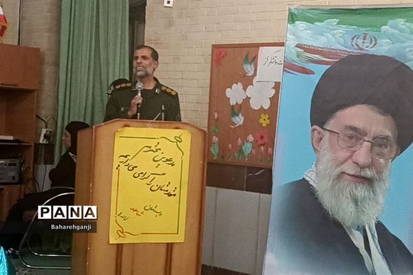 آیین رو نمایی از کتاب «به رسم عموقاسم» دل نوشته‌های دانش‌آموزان در دبستان شاهد لاله‌ها