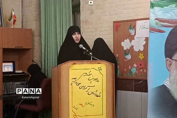 آیین رو نمایی از کتاب «به رسم عموقاسم» دل نوشته‌های دانش‌آموزان در دبستان شاهد لاله‌ها