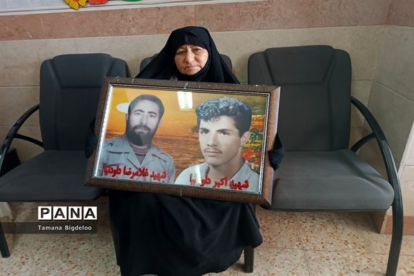 مراسم گرامیداشت و یاد شهدا به‌مناسبت هفته دفاع مقدس در مدرسه توفیق