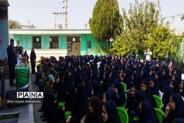 برگزاری مراسم دفاع مقدس در آموزشگاه دخترانه علامه مجلسی شهرستان پیشوا