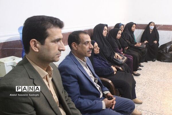 نشست صمیمی مدیرکل آموزش و پرورش استان بوشهر با کادر دبستان نبوت و هفده شهریور
