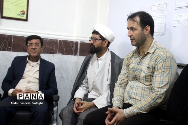 نشست صمیمی مدیرکل آموزش و پرورش استان بوشهر با کادر دبستان نبوت و هفده شهریور