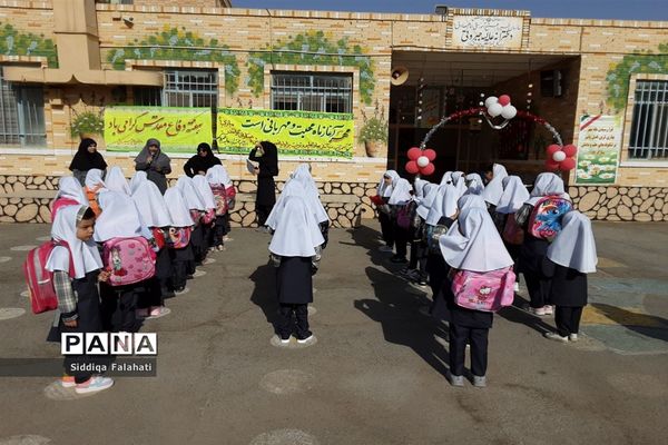 جشن شکوفه‌های دبستان عالیه جبروتی یک یزد همزمان با آغاز هفته دفاع مقدس
