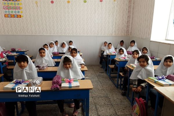 جشن شکوفه‌های دبستان عالیه جبروتی یک یزد همزمان با آغاز هفته دفاع مقدس