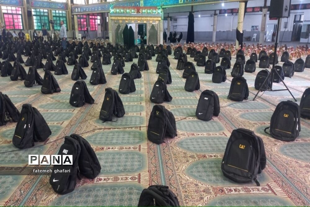 رزمایش توزیع لوازم التحریر به دانش‌آموزان در قائمشهر
