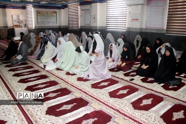 نماز جماعت در دبیرستان متوسطه اول شهید سهام خیام بوشهر