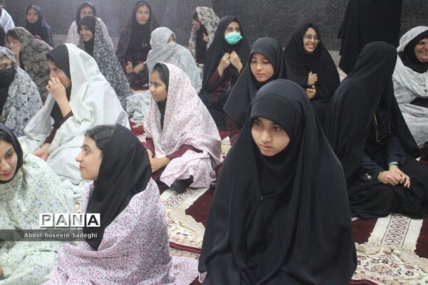 نماز جماعت در دبیرستان متوسطه اول شهید سهام خیام بوشهر