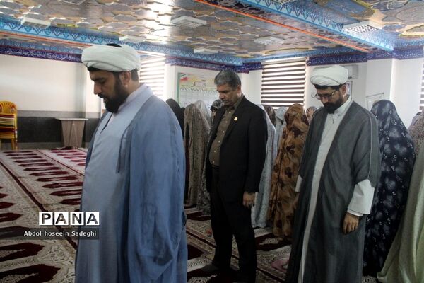 نماز جماعت در دبیرستان متوسطه اول شهید سهام خیام بوشهر